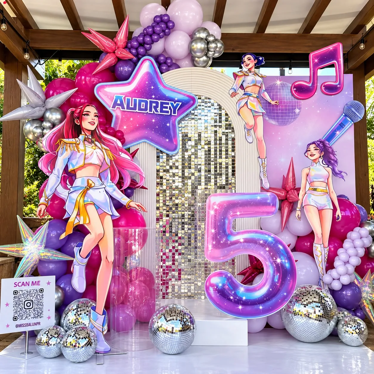 Decoración de cumpleaños de 5 años con tema de estrellas pop: estrella troquelada con nombre, figuras de cantantes, nota musical, micrófono, número 5 y globos fucsia, lila y plateados con bolas de espejo.